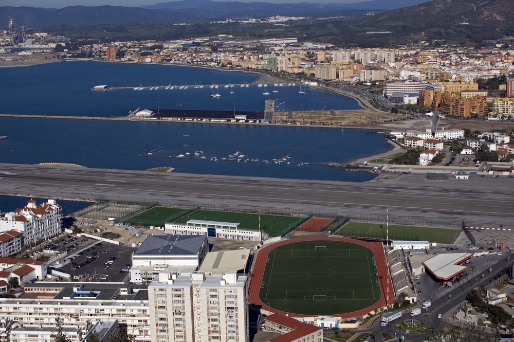 Victoria Stadium og Gibraltar set fra luften