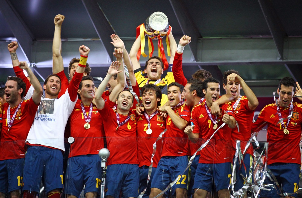 Spanien løfter EM trofæet i Kiev i 2012