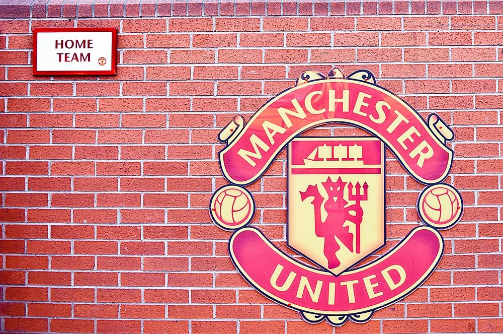 Manchester Uniteds logo på væggen