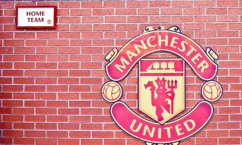 Manchester Uniteds logo på væggen