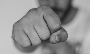 Dårligt væddemål førte til overfald på målmand