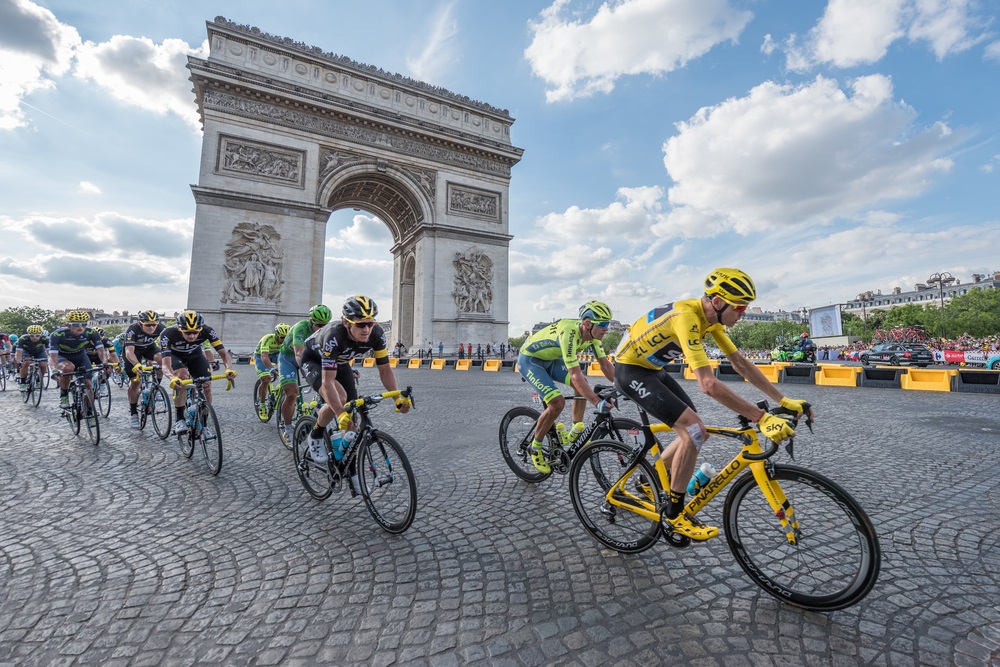Tour de France-ryttere ved Triumfbuen på Champs-Élysées i Paris
